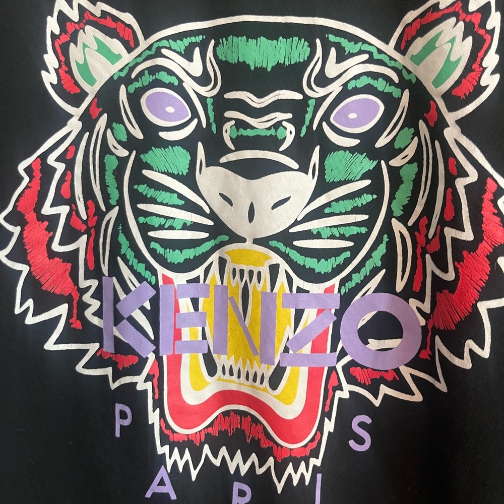 Black kenzo tee.  Wears like a medium. Thick cotton